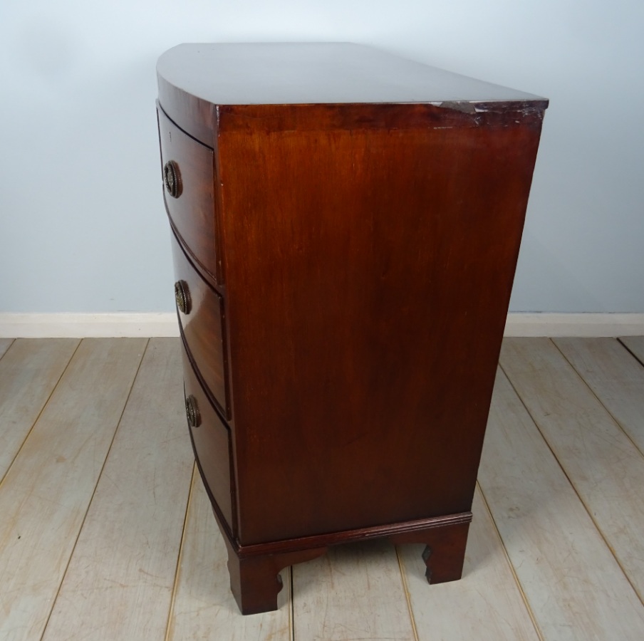 A Mahogany Bow Fronted Chest of Drawers of Small Proportions (11).JPG